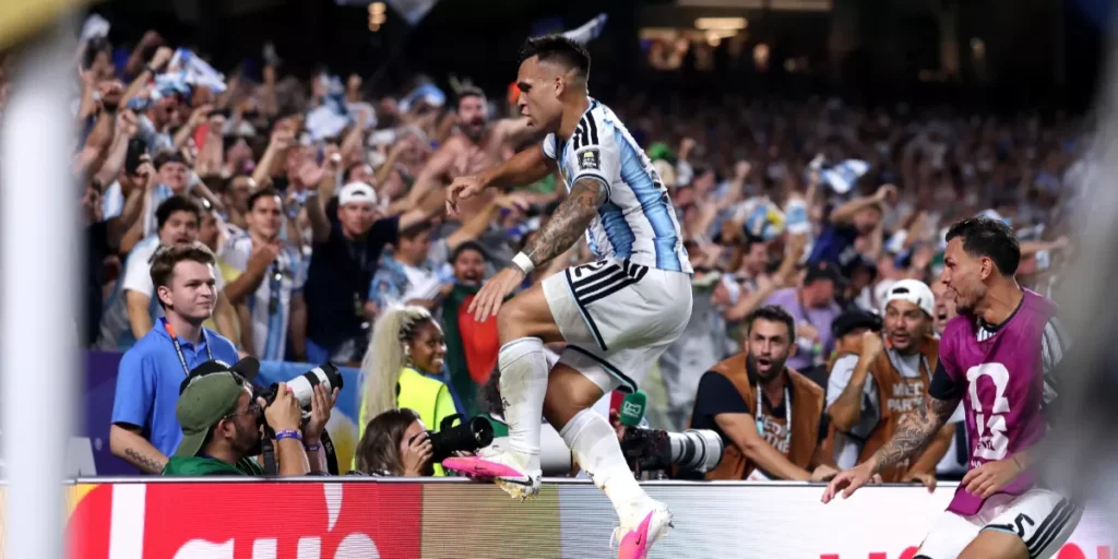 Piala Dunia Penjelasan Regulasi FIFA, Mengapa Lautaro Martinez Lolos dari Kartu Kuning Ke-2 di Laga Lawan Swiss?